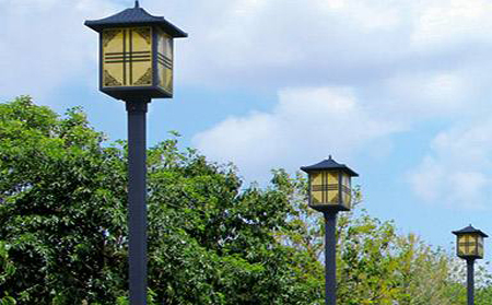 太阳能新市庭院灯怎么选亮度与续航更耐用